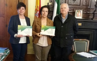 170330 Yasmina Domínguez, vocal clínica; Gracia Fernández, delegada del Gobierno en Almería; y Emilio Gómez-Lama, pte. Colvet Almería.