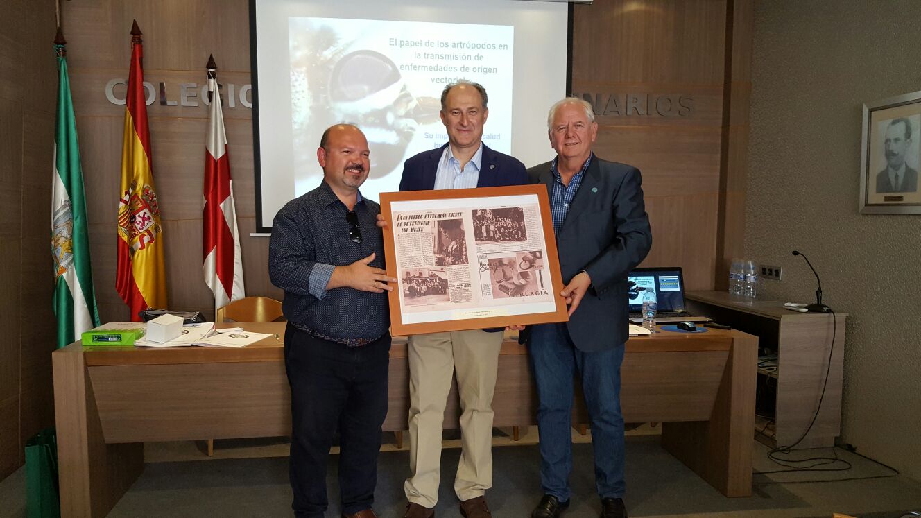 170515 El ponente José Marín Sánchez Murillo recibió una donación para incluir en el museo que están preparando similar al de Almería