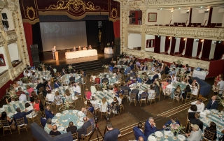 El Teatro Cervantes se vistió de gala para acoger esta cita.