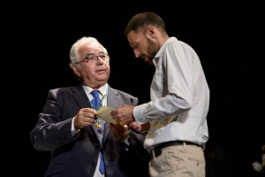 Antonio Marín entrega el accésit del Premio 'Francisco Fernández López'.