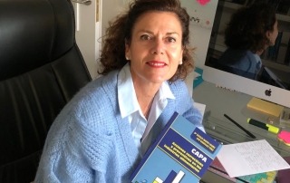 La autora con el libro